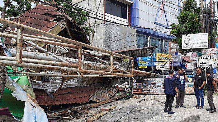 BPBD Pekanbaru Pastikan Pemilik Bertanggungjawab Terkait Robohnya Baliho yang Timpa  Warung