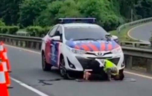 Viral di Medsos, Video Polisi Sholat Dipinggir Jalan Tol Saat Kawal Arus Balik Pemudik, "Tuhan yang Maha Esa Adalah No 1"