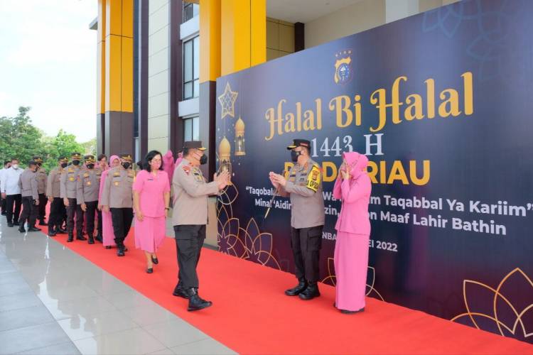 Pimpin Apel Perdana dan Gelar Halal Bihalal, Kapolda Riau Irjen Mohammad Iqbal Gelorakan Semangat &ldquo;Together We Are Strong&rdquo;