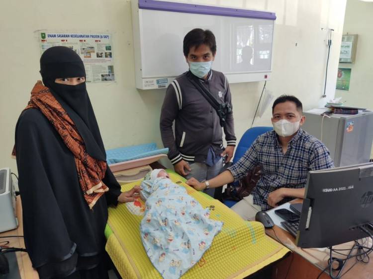Tim Dokter RSUD Arifin Achmad Berhasil Operasi Bayi Kembar Siam yang Bagian Rongga Mulutnya Menyatu