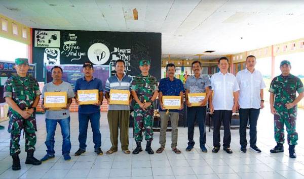 Kunjungan Kerja ke Pulau Buru, Pangdam Bagikan Bibit Unggul Padi B-1000 dan Pupuk Mutiara Pattimura Kepada Petani