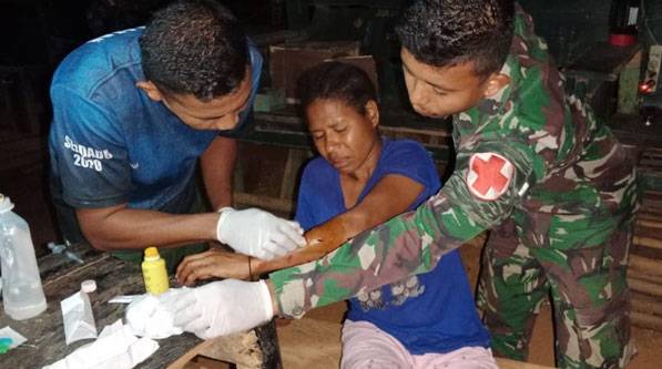 Disabet Parang Suami Saat Dini Hari, Mace Segera Diobati Satgas Yonif 126/KC