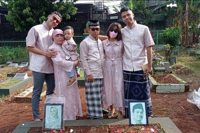 Tahan Air Mata, Haji Faisal Bersama Keluarga Ziarah ke Makam Bibi Ardiansyah dan Vanessa Angel Usai Salat Id