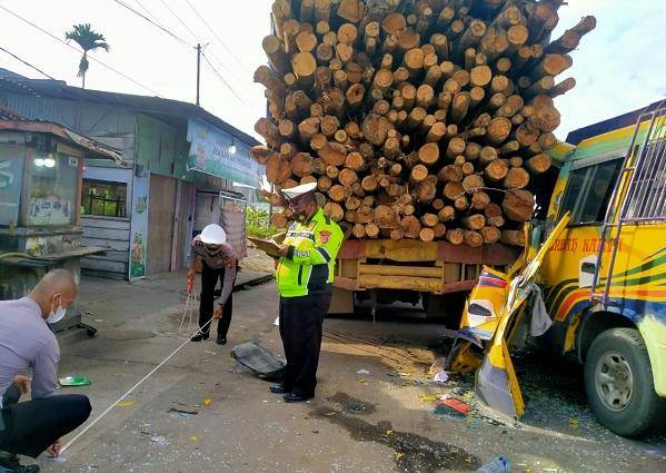 Tabrak Truk Bermuatan Kayu Parkir di Ujung Batu, 3 Penumpang Bus CV Karya Indah Terluka