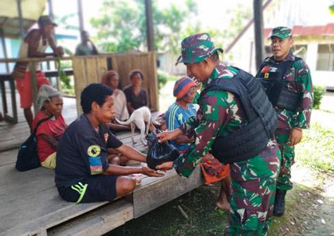 Implementasikan 8 Wajib TNI, Satgas Yonif 126/KC Bantu Atasi Kesulitan Rakyat di Perbatasan RI-PNG