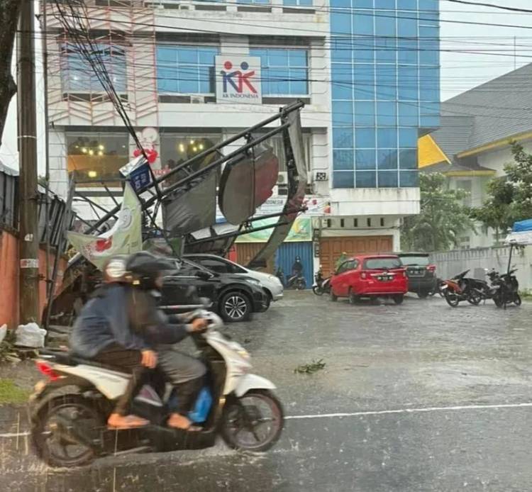 Hujan Angin, Papan Reklame di Jalan Sudirman Pekanbaru Roboh Timpa Dua Mobil