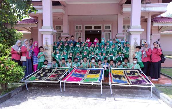 Studi Wisata SD Islam Al Azhar Pekanbaru ke Istana Siak, Dekranasda Kenalkan Anak Batik Tulis