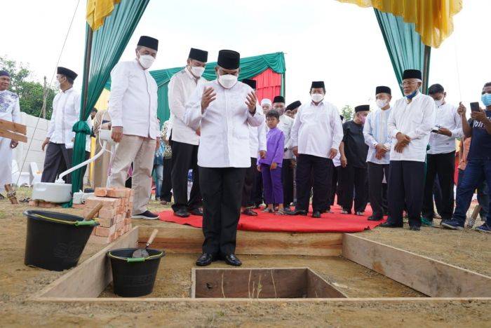 Gubernur Riau dan Wakil Letakkan Batu Pertama Pembangunan Masjid Jami Ar-Rahim Tenayan Raya