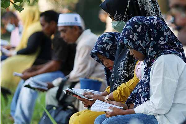 Lebaran Hari Pertama di Banda Aceh, Ratusan Peziarah Datangi Kuburan Massal Korban Tsunami