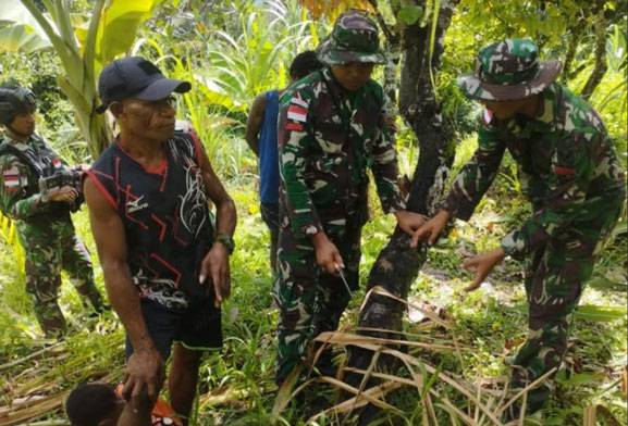 Tingkatkan Hasil dan Mutu Panen, Satgas Yonif 143/TWEJ Ajarkan Ini Kepada Petani Kakao di Perbatasan RI-PNG