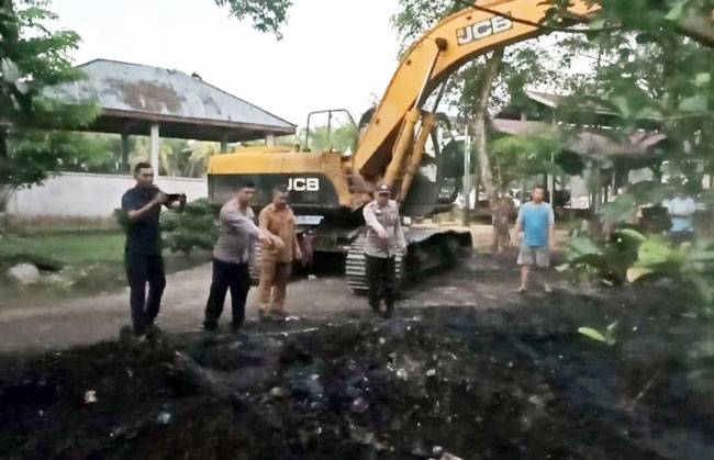 Polisi Amankan dan Timbun Lagi Daging Sitaan yang Dijarah Warga dari TPA Bantan