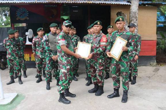 Peroleh Senjata Organik di Daerah Operasi, Satgas Yonarmed 1 Kostrad Terima Penghargaan dari Pangdam XVI/Pattimura
