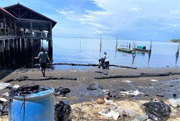 Tercemar Limbah B3, 11 Kelompok Nelayan di Kampung Melayu Batam Tak Bisa Melaut