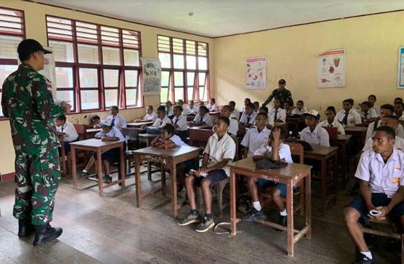Selamatkan Generasi Bangsa, Satgas Yonif 143/TWEJ Paparkan Bahaya Narkoba di Pedalaman Papua