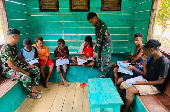 Taman Baca Satgas Yonif 143/TWEJ Disambut Gembira Masyarakat Papua