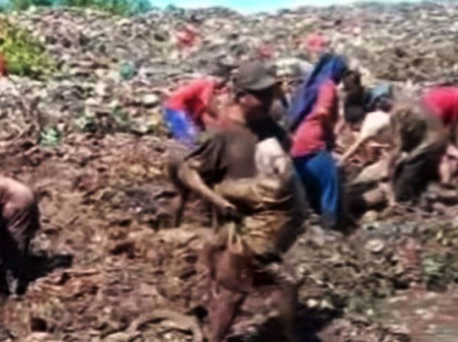 Warga Bongkar Tumpukan Sampah, Ambil Daging Impor yang Dimusnahkan BC Bengkalis