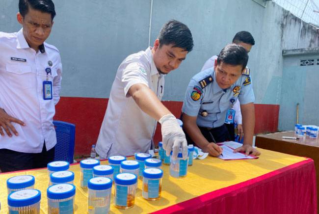 Ciptakan Lapas Bersinar, Seluruh Pegawai Lapas Kelas II B Teluk Kuantan Tes Urine