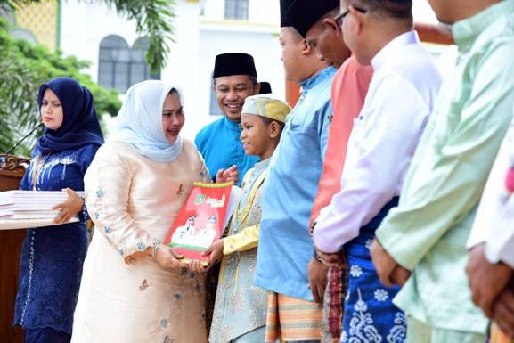 Harumkan Kabupaten Bengkalis, Bupati Kasmarni Apresiasi Muhammad Mutawakil Mahbub Juara Hafiz Indonesia 2023