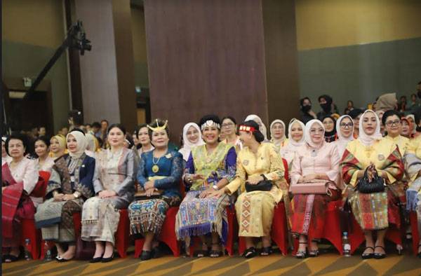 Ketum Dharma Pertiwi Hadiri HUT Dekranas Ke-43 di Medan