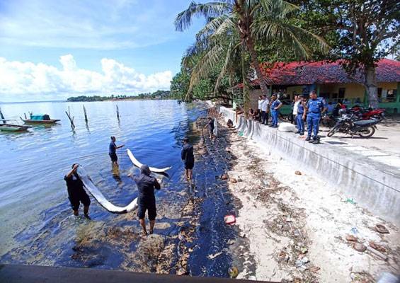 Bakamla RI Beserta Tim Gabungan Atasi Tumpahan Minyak di Pantai Melayu Batam
