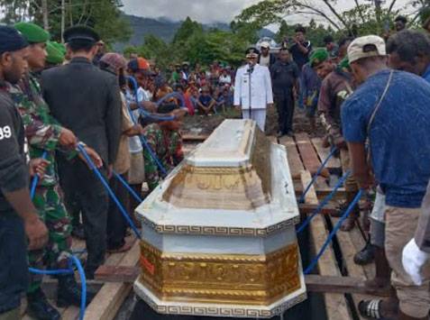 Gerak Cepat Satgas Yonif R 200/BN Bantu Pemakaman Wakil Bupati Yalimo