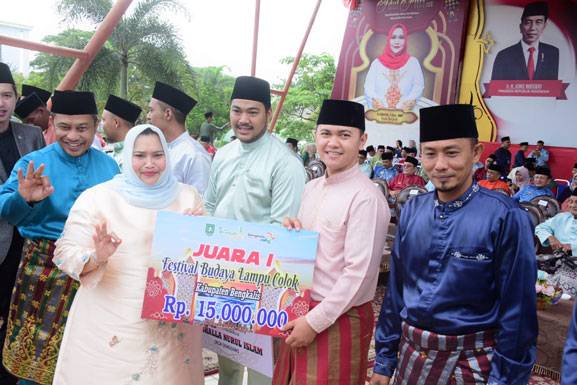 Bupati Kasmarni Apresiasi para Pemenang Lomba Festival Lampu Colok dan Pawai Takbir 2023
