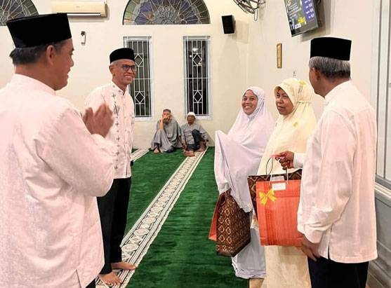 Pimpinan DPRD Nofrizal Lepas Jamaah Haji di Kelurahan Sekip