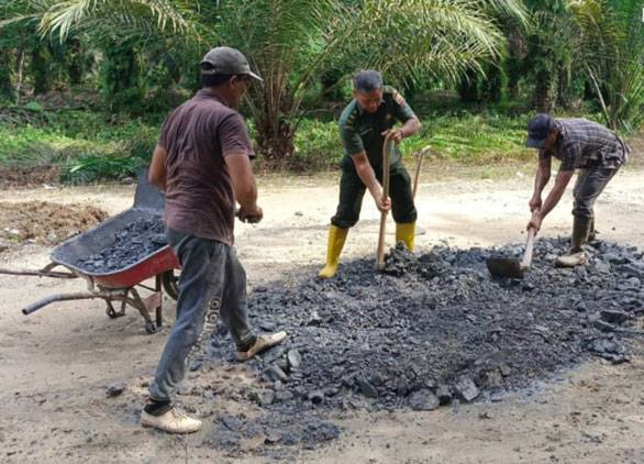 Berlubang dan Tergenang Air, Koramil 0321-05/RM Goro Bersama Warga Timbun Jalan Dairi Bangko Bakti