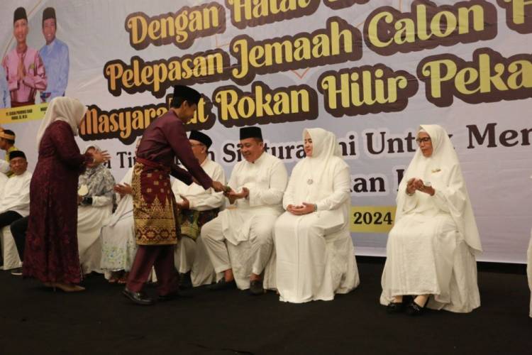 Pj Sekda Riau Tepuk Tepung Tawar CJH Rohil di Pekanbaru