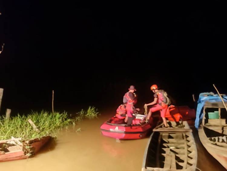 Sampan Bermuatan Sawit Tenggelam di Inhu, Satu Korban Hilang