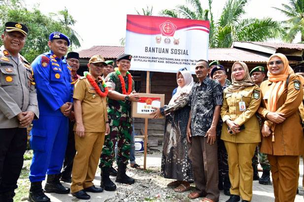 Wabup Bagus Dampingi Paban VI/Taswilnas Ster TNI Serahkan Bansos ke Warga Rupat