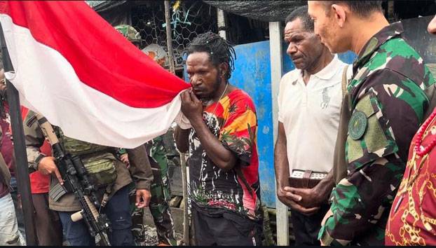 Mantan Anggota OPM Cium Merah Putih, Bersumpah Setia pada NKRI