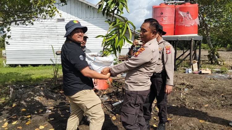 Manager PT. Oscar Ulang Tahun, Kapolres Inhil Hadiahi Bibit Pohon