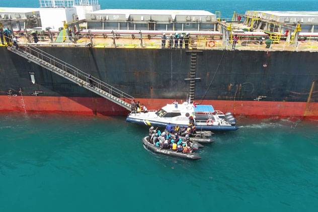 Bakamla RI Evakuasi 14 Korban Kapal Tenggelam di Perairan Utara Berakit