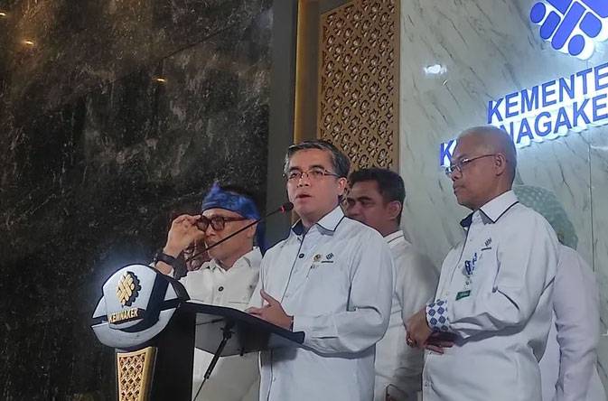 Kemenaker Resmi Larang Penahanan Ijazah Milik Pekerja