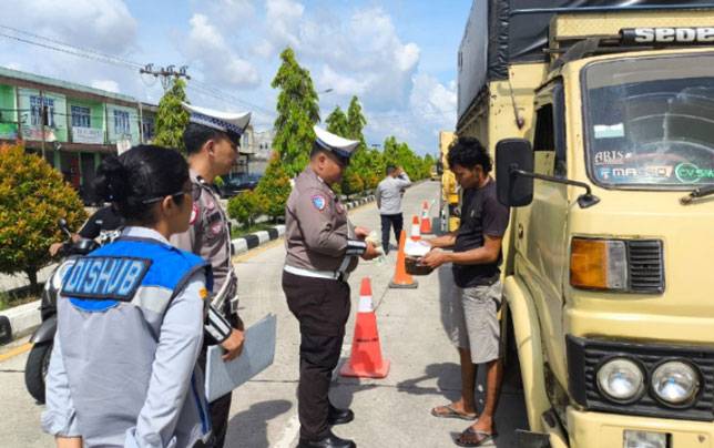 Bulan Berkeselamatan, Satlantas Polres Inhil Tertibkan Kendaraan Angkutan Barang di Kota Tembilahan
