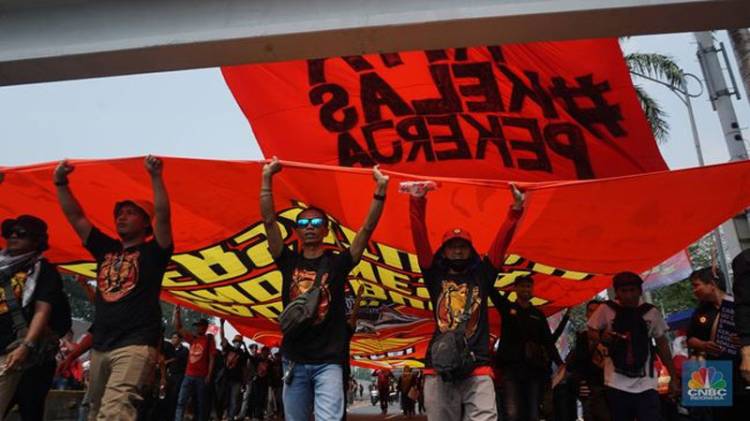 Polisi Tangkap 13 Orang Saat Aksi Buruh di Depan Gedung DPR