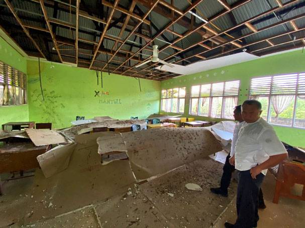 Bum! Plafon Ruang Kelas XI SMAN 1 XIII Koto Kampar Ambruk, Kepsek: Jangan Ada Lagi