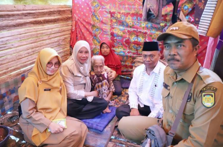 Kunjungi Rumah Nenek Saka 100 Tahun di Nyiur Permai, Air Mata Wabup Yuliantini Tumpah