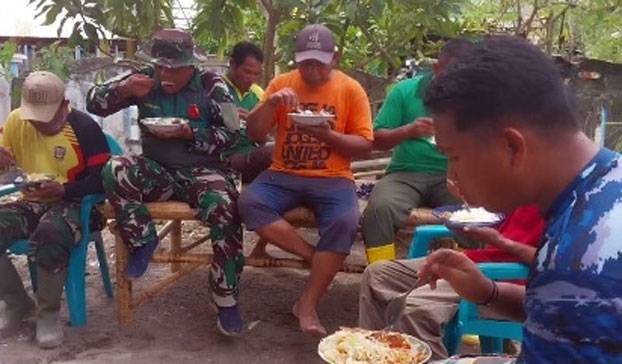Penuh Kekeluargaan, Warga Siapkan Makan Siang Untuk Satgas TMMD Ke-124 Kodim 1501/Ternate