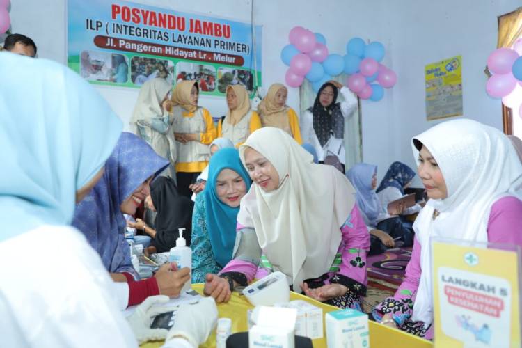 Kunjungi Sejumlah Posyandu di Tembilahan, Ketua TP PKK Hj. Katerina Susanti Tekankan RT Bentuk Kelompok Dasawisma
