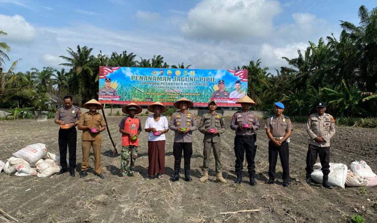 Polsek Lubuk Batu Jaya Dukung Ketahanan Pangan Melalui Penanaman Jagung Pipil di Ponpes Nurul Huda