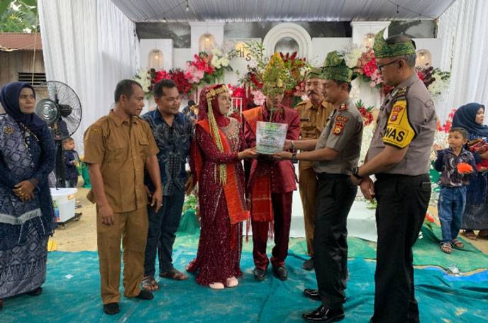 Polsek Kandis Tebar Kepedulian Lingkungan, Pengantin Baru Terima Kado Bibit Pohon Ketapang