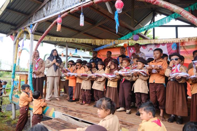 Jelajahi Pesisir Siak, Afni Bawa Seragam Gratis dan Pesan tentang Masa Depan