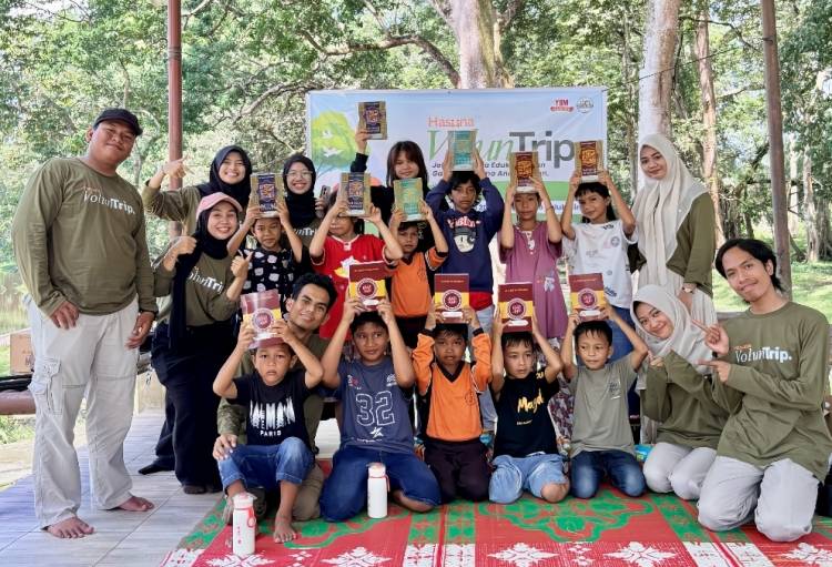 Hasuna VolunTrip 2026 Salurkan Ratusan Mushaf Al-Qur'an Wakaf kepada Anak Binaan dan Masyarakat Buluh Cina