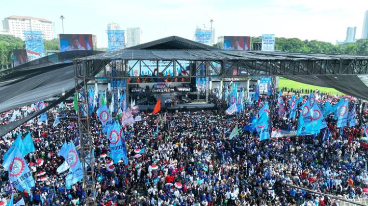 Panglima TNI Dampingi Presiden RI Hadiri  Hari Buruh Internasional