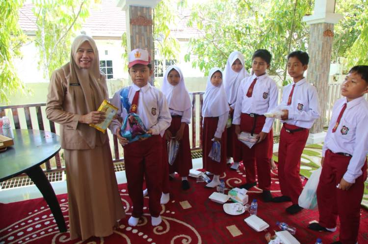 Wabup Yuliantini Terima Kunjungan Siswa-Siswi SDN 010 Pengalihan Kecamatan Keritang