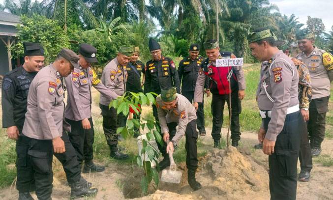 Menjaga Alam Lewat Program Green Policing, Polsek Kandis Tanam 100 Pohon di Telaga SamSam