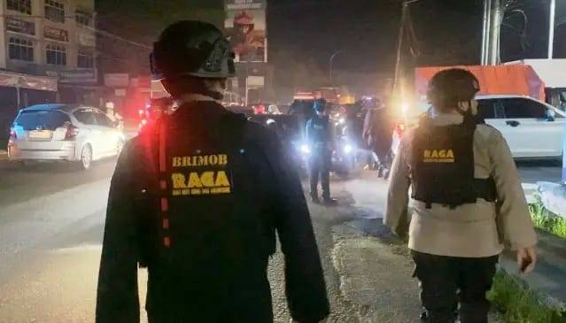Tim RAGA dan Brimob Polda Riau Dikerahkan Jaga Keamanan Masyarakat saat Pemadaman Listrik