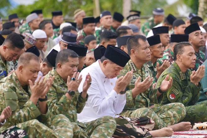 Wapang TNI Dampingi Menhan RI Shalat Idul Adha Bersama Prajurit dan Masyarakat di Papua Barat